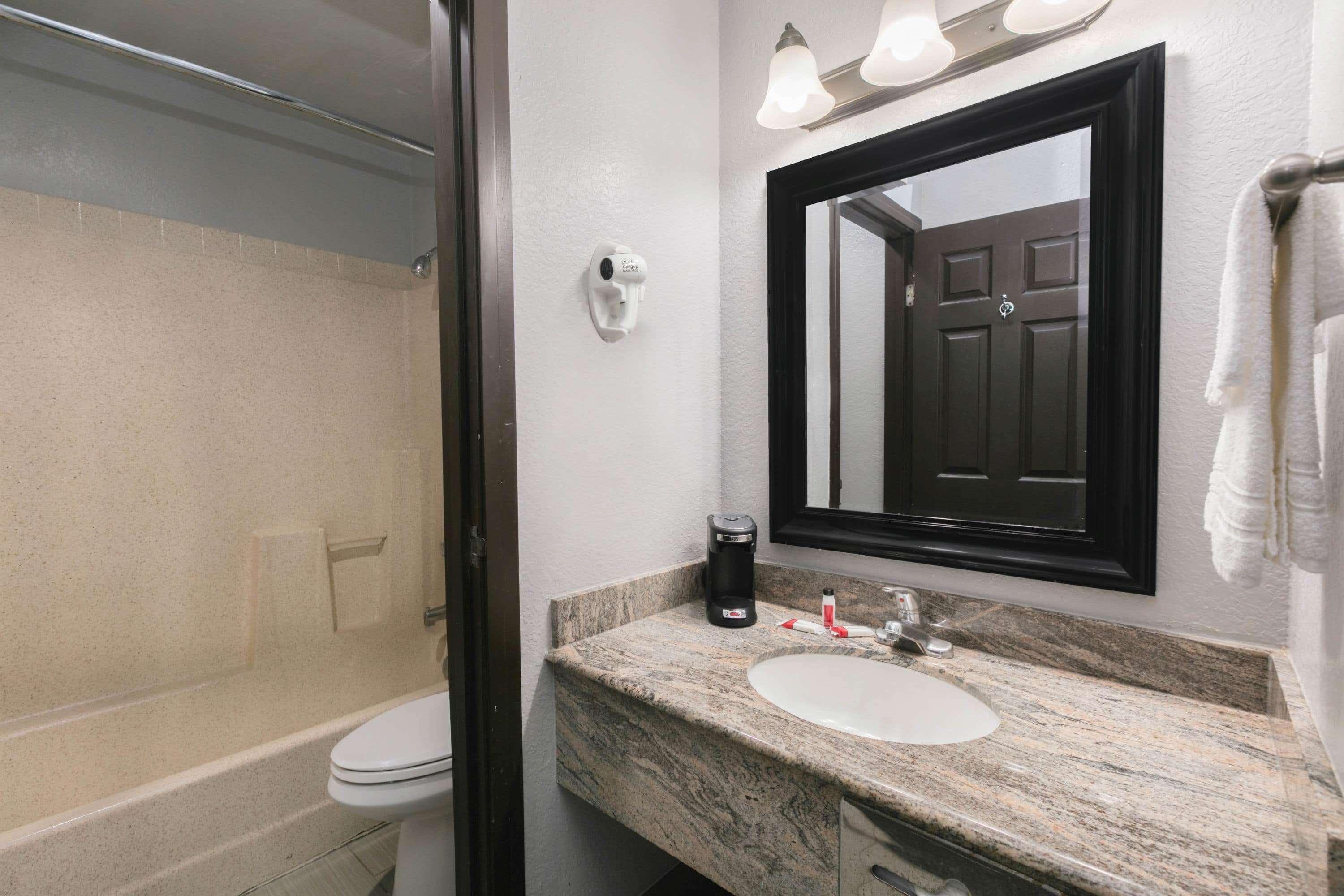 Super 8 By Wyndham Austin University/Downtown Area Extérieur photo
