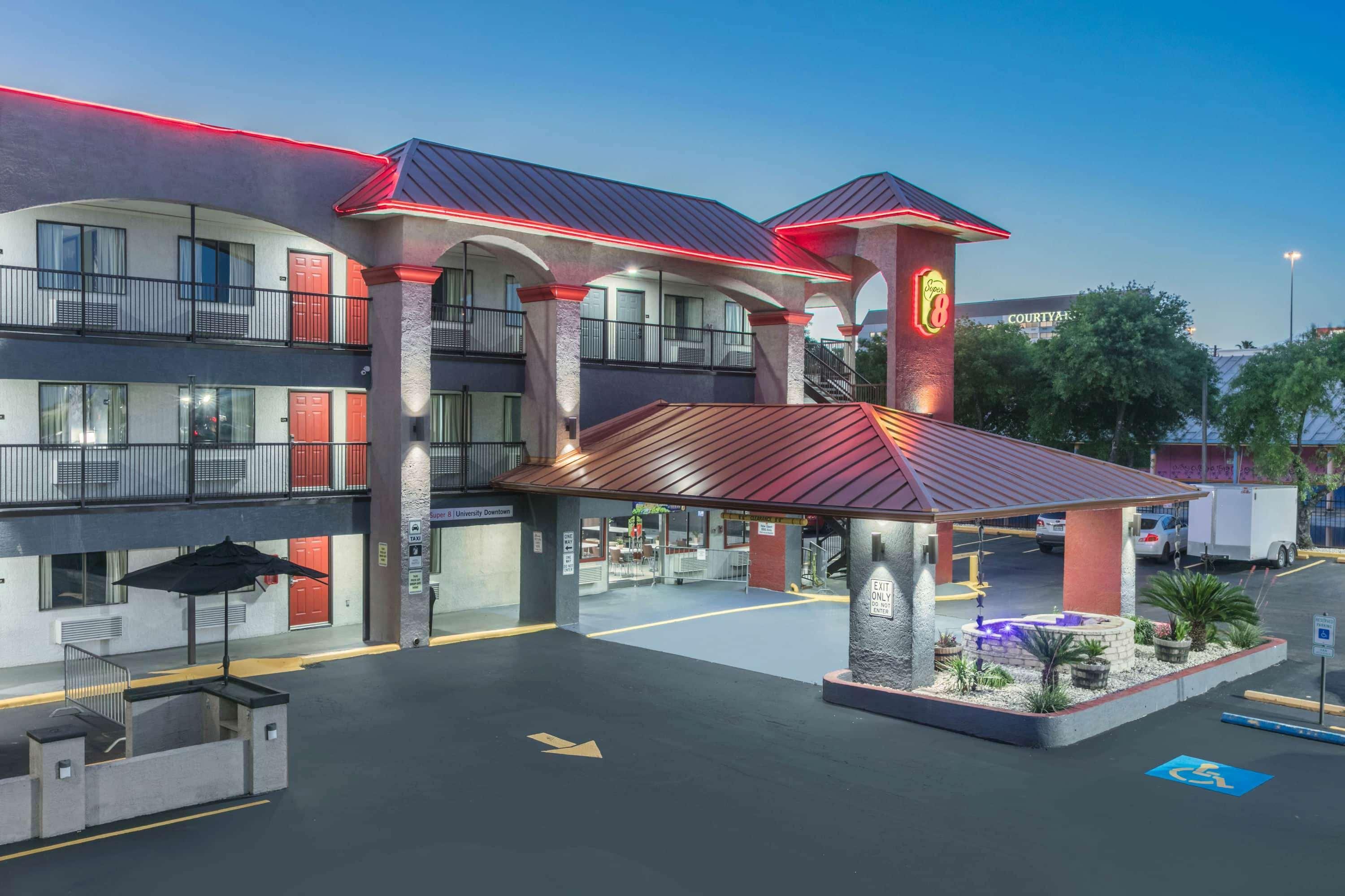 Super 8 By Wyndham Austin University/Downtown Area Extérieur photo