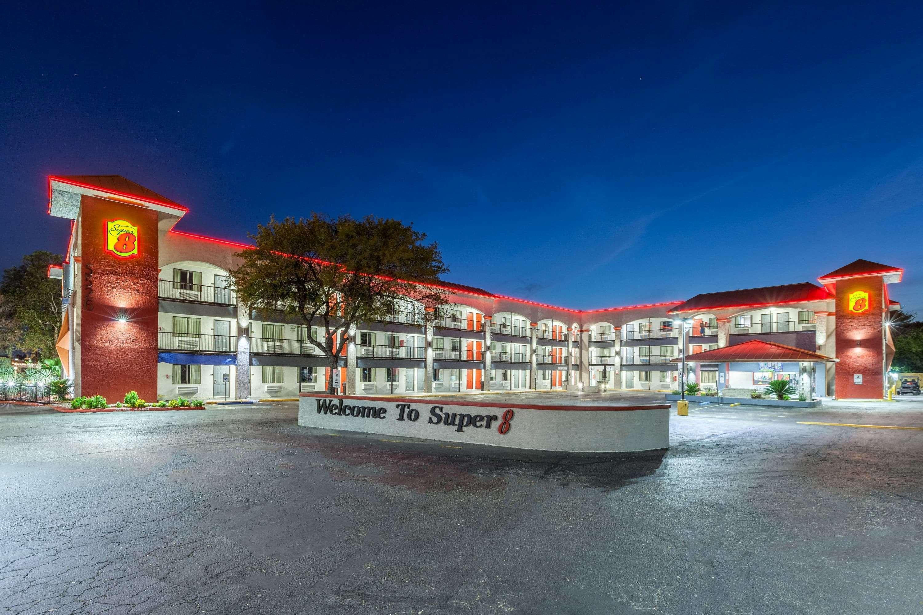 Super 8 By Wyndham Austin University/Downtown Area Extérieur photo