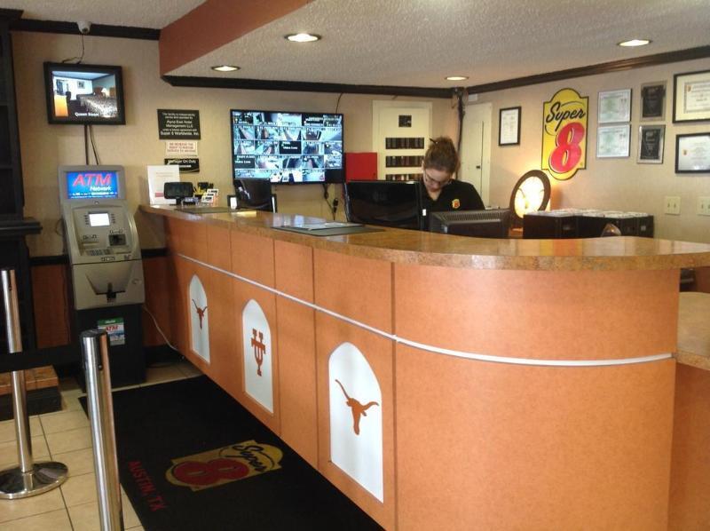 Super 8 By Wyndham Austin University/Downtown Area Extérieur photo