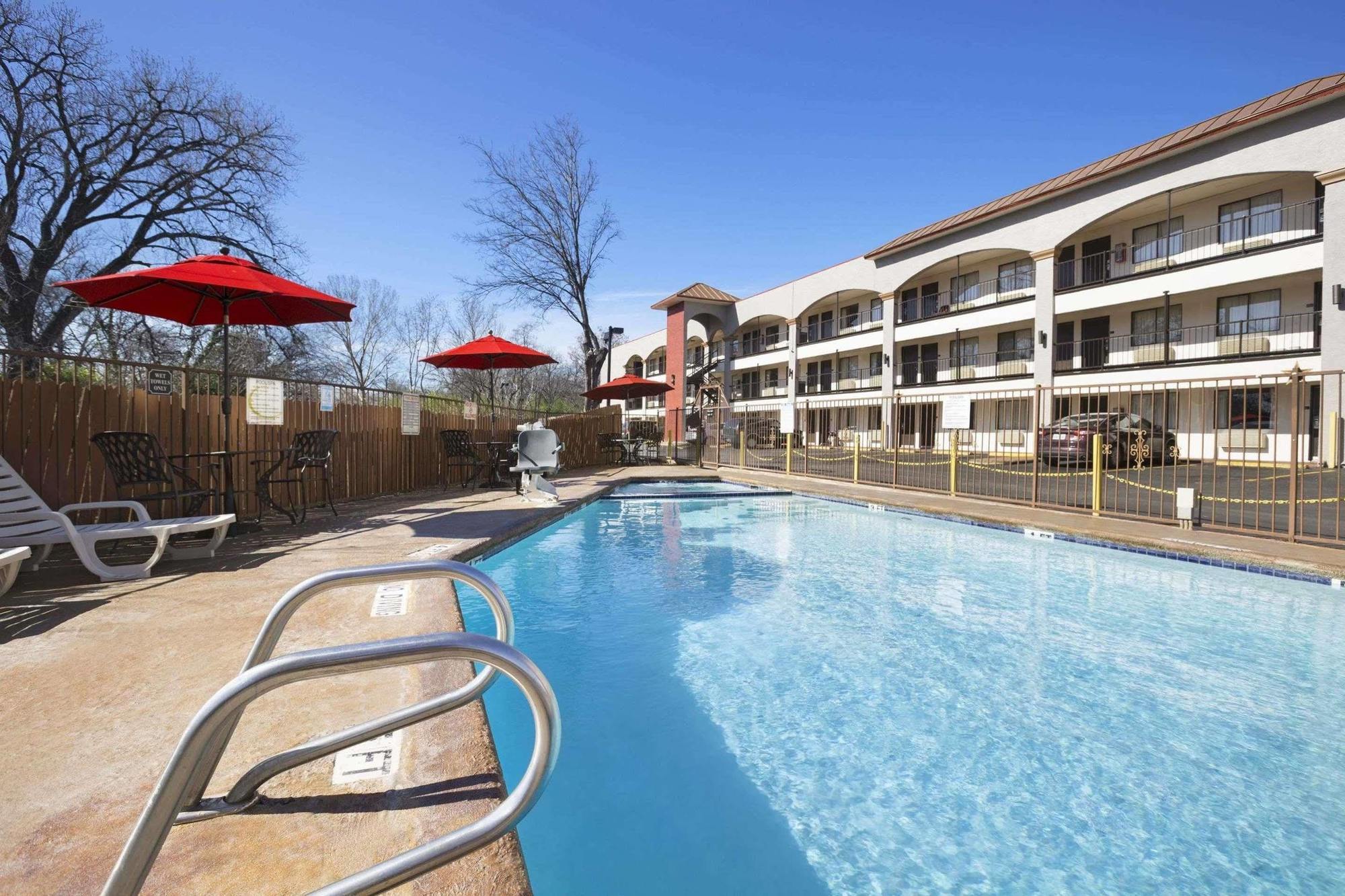 Super 8 By Wyndham Austin University/Downtown Area Extérieur photo