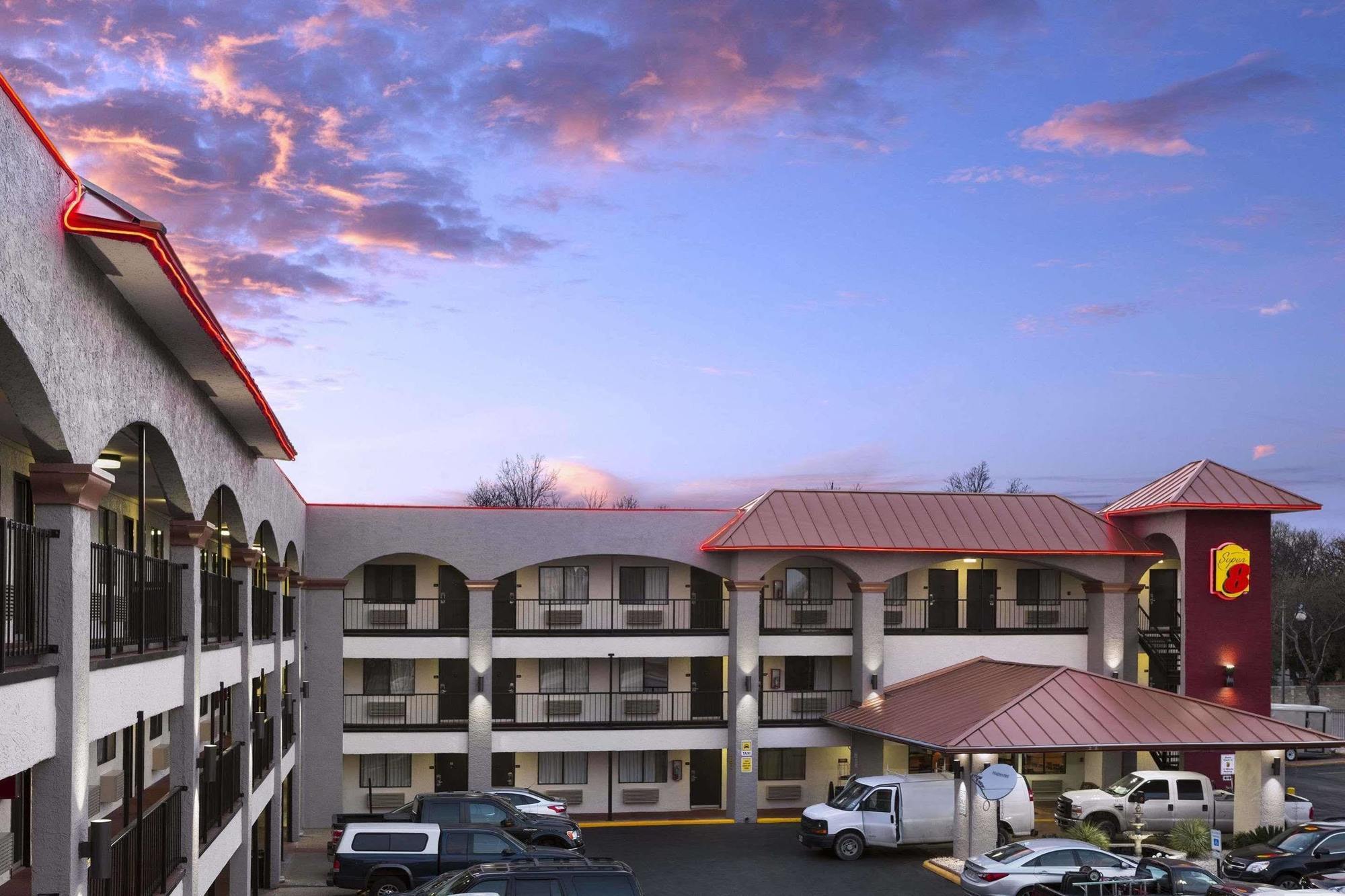 Super 8 By Wyndham Austin University/Downtown Area Extérieur photo