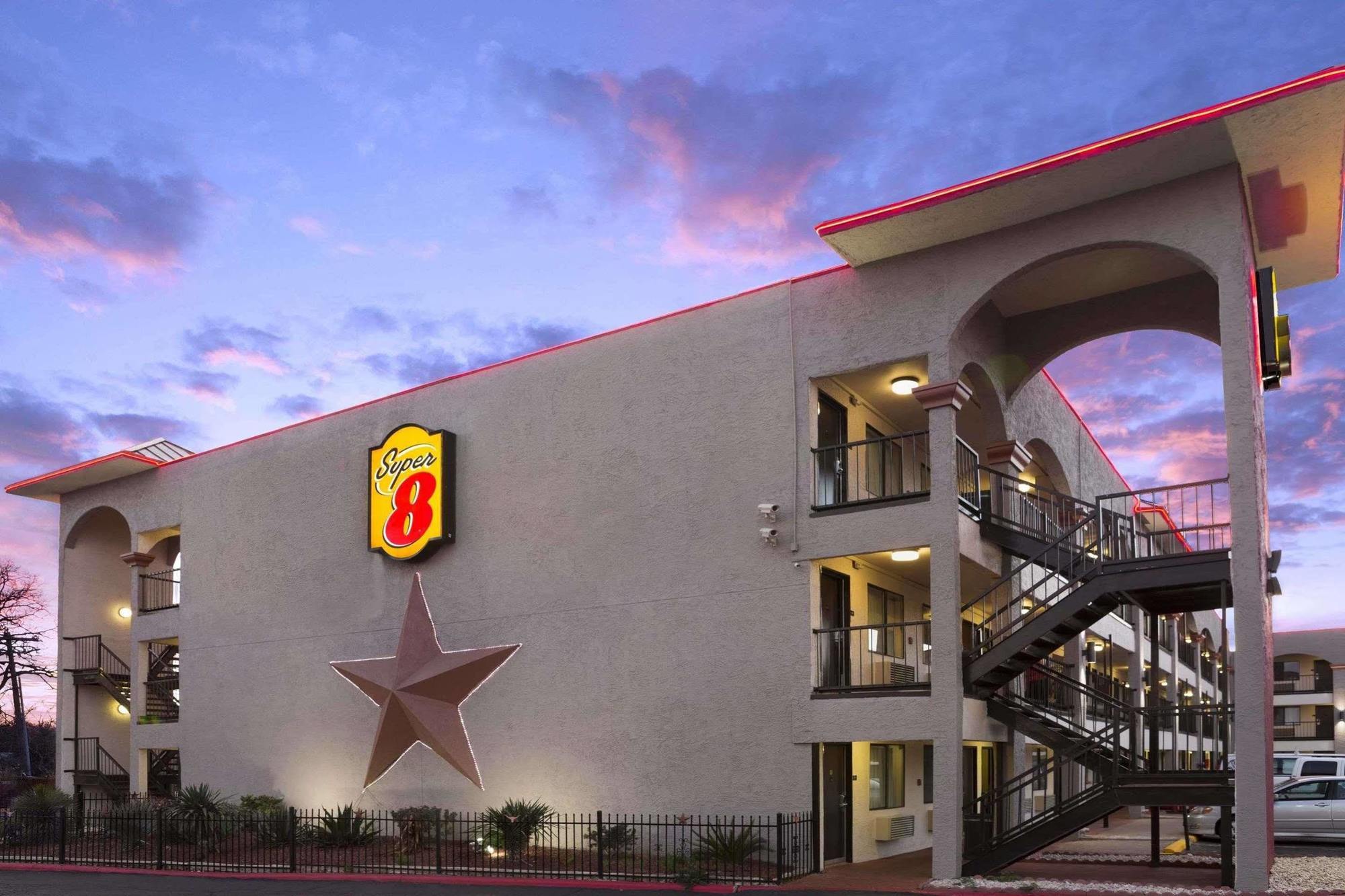 Super 8 By Wyndham Austin University/Downtown Area Extérieur photo