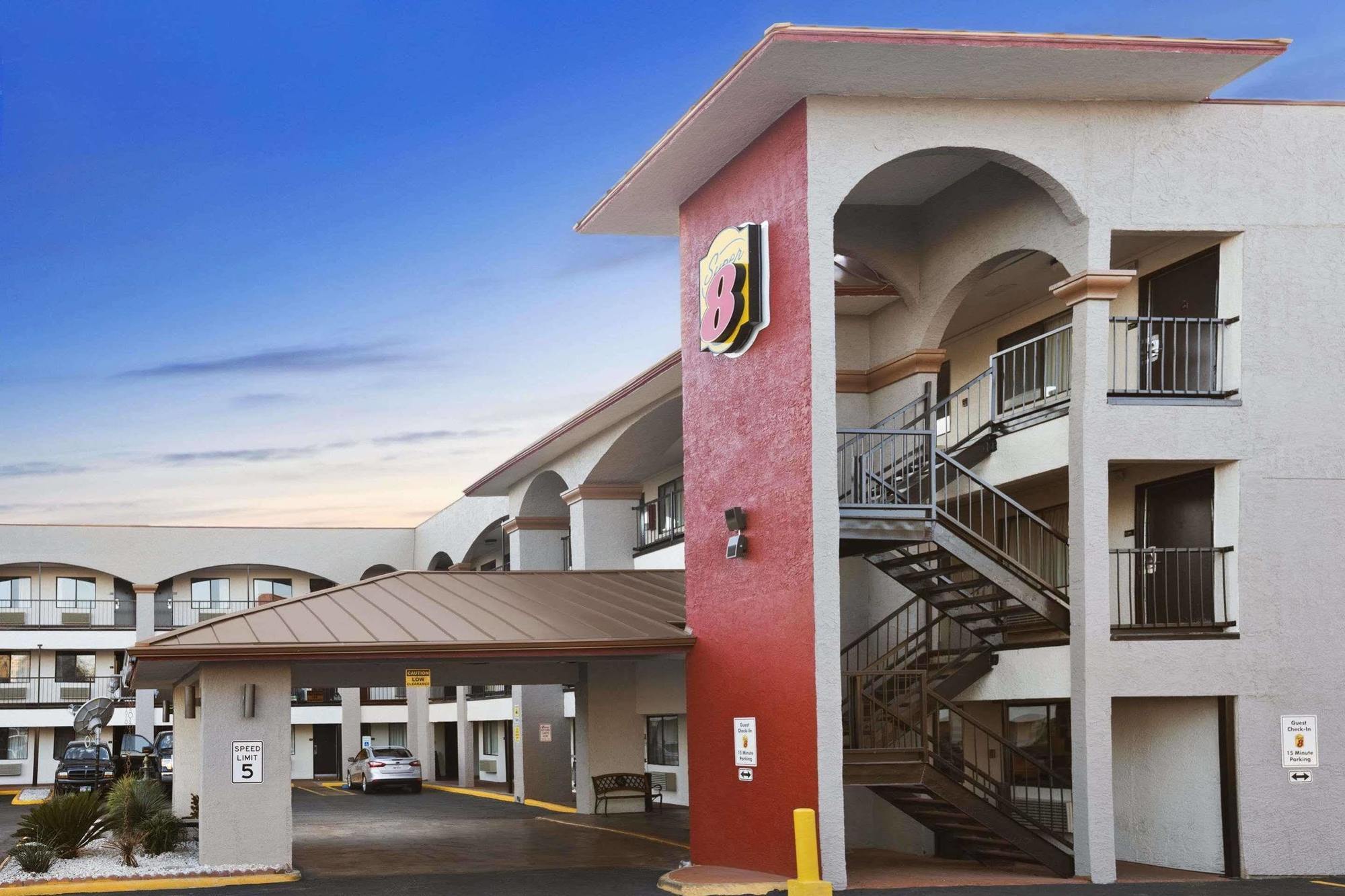 Super 8 By Wyndham Austin University/Downtown Area Extérieur photo
